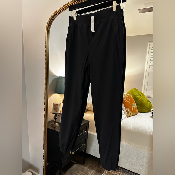 lululemon athletica Woman’s Black Joggers - Picture 1 of 4